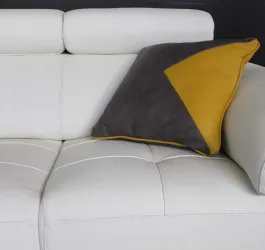 Cuscino grigio e giallo